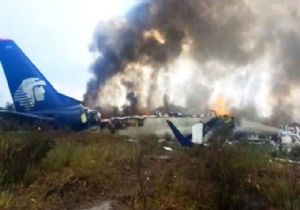 Meksika da yolcu uçağı düştü