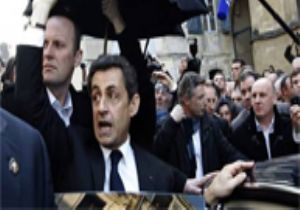 SARKOZY E YUMURTALI SALDIRI