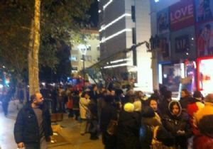 BAĞDAT CADDESİNDE İPHONE 5 KUYRUĞU!