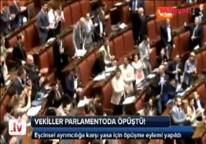 PARLAMENTO DA ÖPÜŞME EYLEMİ!