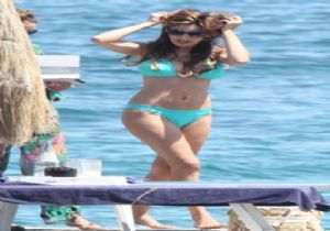 KELLY BROOK TAN BİKİNİ ŞOV!