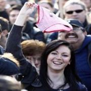 BERLUSCONİ YE KÜLOTLU PROTESTO!