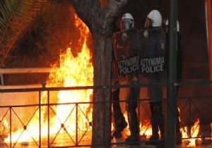 PARLAMENTO DA OYLAMA, DIŞARDA İSYAN!