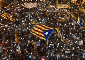 İspanya da Yüz Binler Sokağa Döküldü