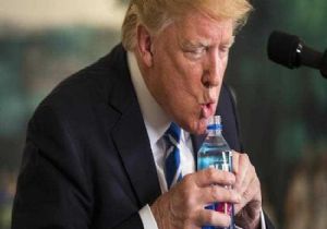 Trump ın su içişi olay oldu