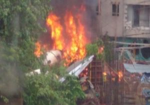 Hindistan da Şehrin Göbeğine Uçak Düştü