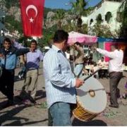 ANAYASA MAHKEMESİ KARARINA DAVULLU ZURNALI KUTLAMA