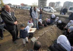 ERCİŞ MEZARLIĞI NDA GÖZYAŞI SEL OLDU