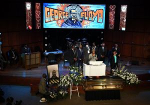 Floyd İçin Cenaze Töreni