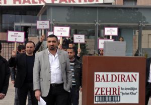 CHP ÖNÜNDE BALDIRAN ZEHİRLİ EYLEM