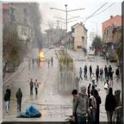 PKK LILARI GÖSTERİCİ KILIĞINA GİREN POLİSLER YAKALADI