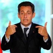 SARKOZY NİN EŞİ CUMHURBAŞKANLIĞI NA AİT KREDİ KARTINI İADE ETTİ