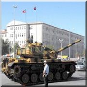 TANKLAR ADLİYE ÖNÜNDEN GEÇTİ