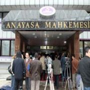 AKP ANAYASA MAHKEMESİ’NE SAVUNMASINI SUNDU