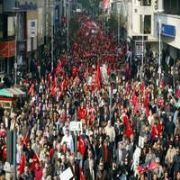 İZMİR DE TÜRBANA KARŞI ONBİNLER YÜRÜDÜ.