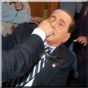 BERLUSCONİ YUMRUĞU YEDİ!