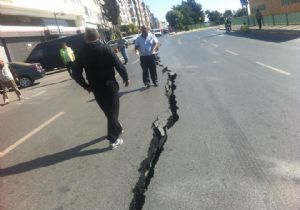 CADDE, ORTADAN İKİYE AYRILDI!