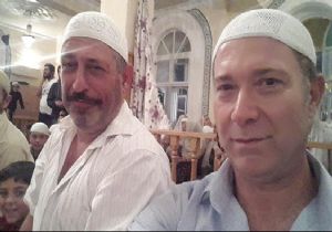 Cem Yılmaz dan Takkeli Selfie!