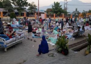 Endonezya da Tsunami ve Deprem: 48 Ölü