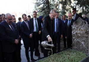 Erdoğan dan Türkeş in Kabrine Ziyaret 