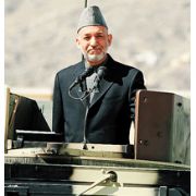 KARZAİ YE TÖREN ALANINDA SUİKAST GİRİŞİMİ