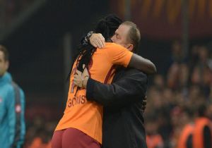 Gomis Terim e Öyle Bir Sarıldı ki...