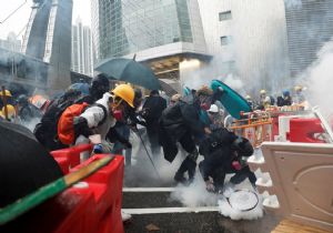 Hong Kong karıştı: Göstericiler polisle 