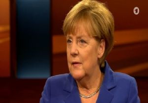 Merkel i Çırıl Çıplak Soydular