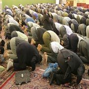 İRAN DA TV DİZİLERİNE NAMAZ SAHNESİ ŞARTI