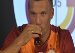 Podolski Sosyal Medyayı Salladı!