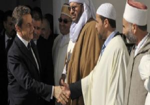 SARKOZY E CAMİYE GİTTİ!