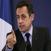 SARKOZY, FUARDA BİR ZİYARETÇİYLE HIRLAŞTI