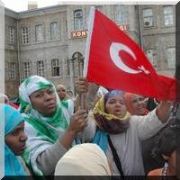 SOMALİ LİLERDEN VALİLİK ÖNÜNDE TÜRK BAYRAKLI EYLEM