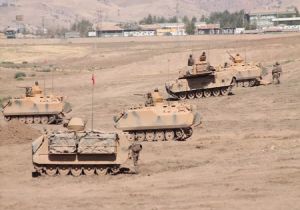 Türk Tankları o Dağın Çevresini Kuşattı