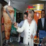 MERKEL, DÖNER KESTİ